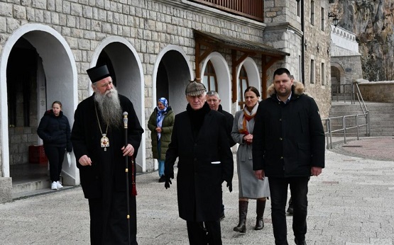 Сусрет Митрополита Јоаникија и академика Матије Бећковића у Острогу