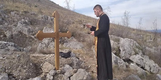 Након више од 80 година од страдања: Постављен крст на јами Голубинка у Шурманцима