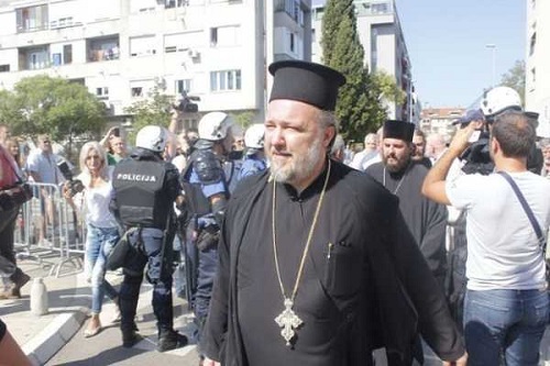 Отац Велибор Џомић: Влада Црне Горе да не долива уље на ватру