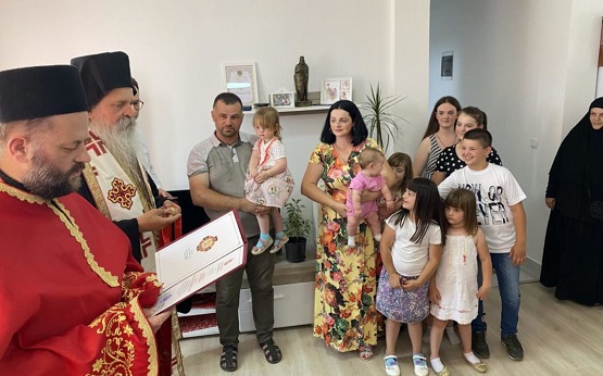 Епископ Теодосије уручио орден Царице Милице- преподобне Евгеније, Ани Вуковић, мајци десеторо деце