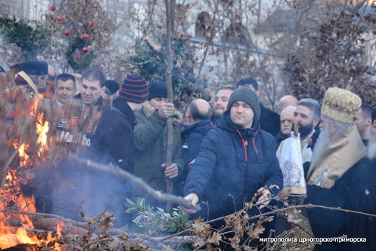Освештани бадњаци пред Цетињским манастиром: Да нам засија свјетлост Божанског разума