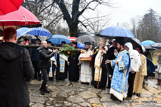 Владике Кирило и Методије благословили налагање бадњака испред Цетињскога манастира: Црква нас призива да се сјединимо