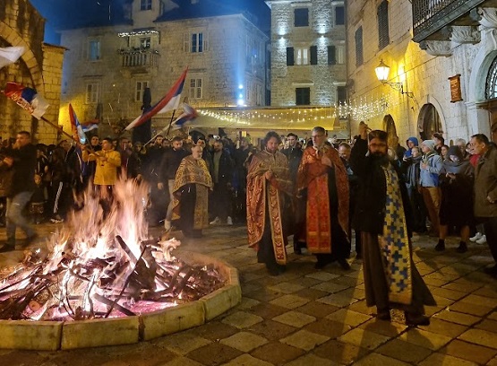 ГРБЉАНИ И ОРАВЧАНИ ТРАДИЦИОНАЛНО ЗАЈЕДНО НАЛОЖИЛИ БАДЊАКЕ ИСПРЕД ЦРКВЕ СВЕТОГ НИКОЛЕ