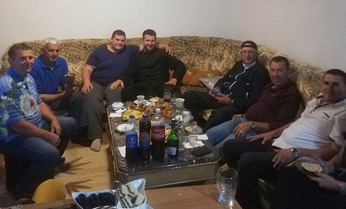 Отац Никола посјетио за Бајрам породицу учесника инцидента испред цркве