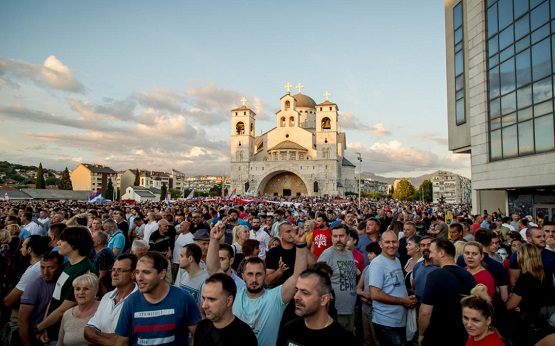 Митрополит Амфилохије након Литије у Подгорици: Откуд право некрштеним владарима да узимају светиње