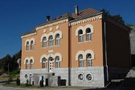 Цетињски хулигани током претходне ноћи напали интернат Богословије, ректор о. Гојко Перовић писао министру Секуловићу