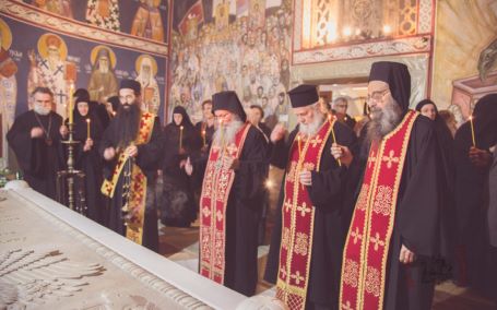 Архимандир Јелисеј, игуман манастира Симонопетра одслужио помен на гробу блаженопочишег Митрополита Амфилохија