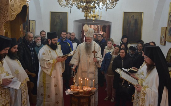 Митрополит Јоаникије на Задушнице богослужио у Цетињском манастиру