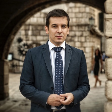 ПРЕДСЈЕДНИК ОПШТИНЕ КОТОР ВЛАДИМИР ЈОКИЋ ОСУДИО ВАНДАЛСКИ ЧИН НА ЦРКВИ СВ. НИКОЛЕ