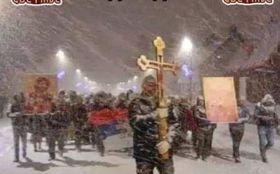 Честитање Бадњег дана фотографијом која је постала симбол одбране светиња