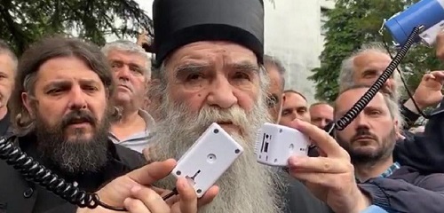 Митрополит Амфилохије испред суда у Никшићу: Власт својим поступцима изазива грађански рат