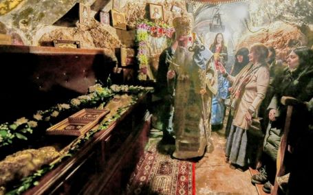 Митрополит Јоаникије на слави манастира Дајбабе: Црква у Украјини је на голготи, али голгота Христова ослобађа и води ка васкрсењу