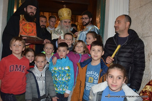 Митрополит Амфилохије са литије у Рисну: Безакоње је проглашено за закон, не гласајте оне који га подржавају
