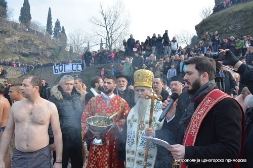 Митрополит Амфилохије са Немањине обале: Властодршци, дођите да се крстите часним крстом и да будете са својим народом