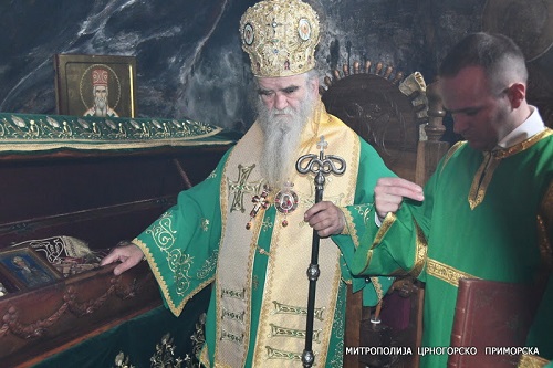 Митрополит Амфилохије у Острогу: Одрицање од Светог Василија Острошког у име Хашима Тачија 