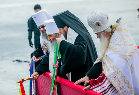 Митрополит украjински Онуфрије освештао воде Дњепра