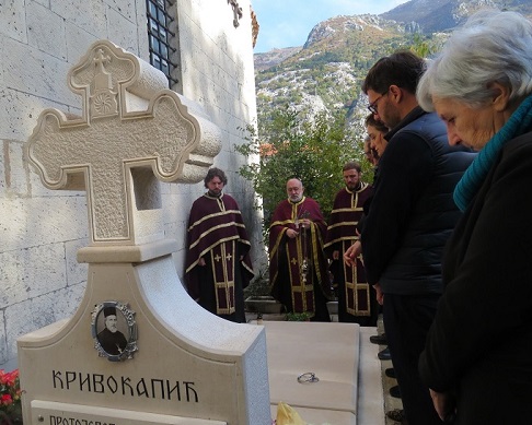СЛУЖЕН ПАРАСТОС ПОПАДИЈИ СМИЉКИ КРИВОКАПИЋ