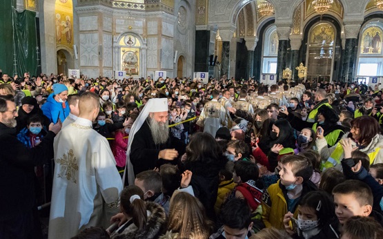 Патријарх Порфирије поделио пет хиљада светосавских пакетића београдским основцима