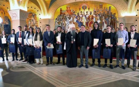 Патријарх Порфирије додијелио стипендије студентима завршних година факултета – оснивача Универзитета у Београду