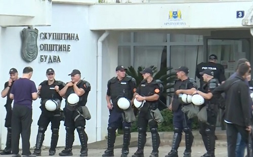 Неће против народа: Полицајац скинуо униформу због бруталности у Будви