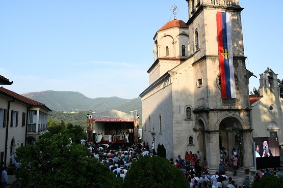 Свечани дочек Његове Светости Патријарха Порфирија у манастиру Савина (ВИДЕО))