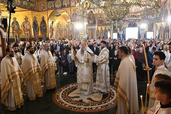 Митрополит Јоаникије Васкршњу архијерејску литургију служио у Саборном храму у Подгорици (ВИДЕО)